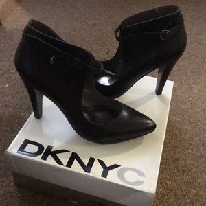 Black DKNY pumps